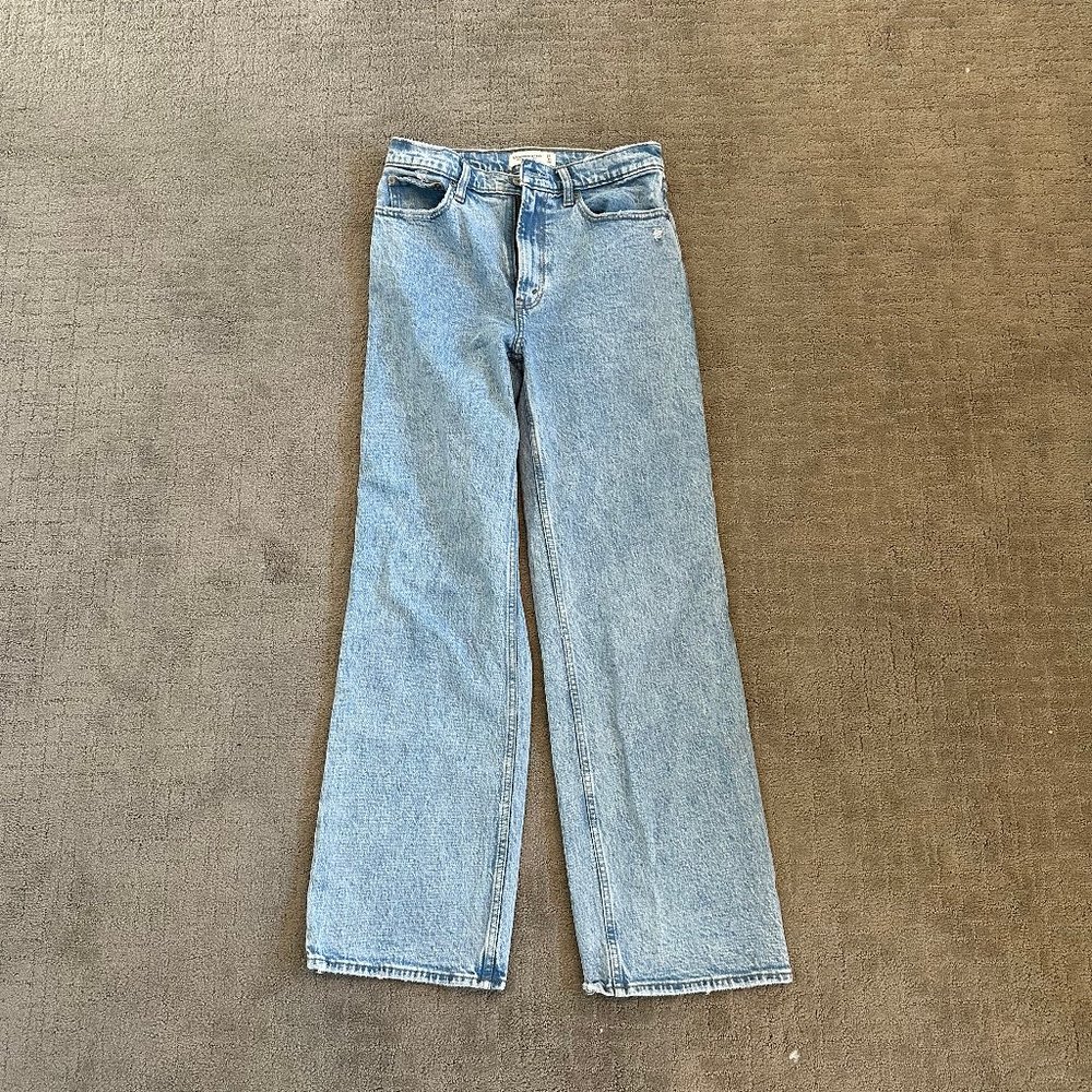 Abercrombie High Rise 90s Relaxed Jean - Light - Size 27